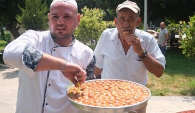 Adana’da bir tatlıcı kıymalı baklava yaptı