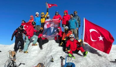 Ağrı Dağı’nın zirvesine tırmanıp, Atatürk posteri ve Türk bayrağı açtılar