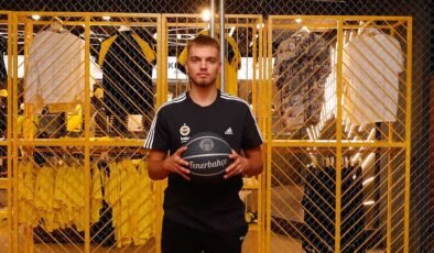 Arturs Zagars yeni sezonda Fenerbahçe Beko forması giyecek