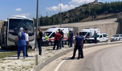 Burdur’da midibüs üst yoldan otogar içine düştü: 15 kişi yaralandı.