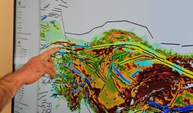 Fayları inceleyen Prof. Dr. Kutoğlu: En büyük tehlike Pamukova-Geyve, Gemlik Körfezi, Bandırma ve İzmir çevresinde