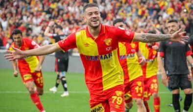 Göztepe golcü ve kaleci bekliyor