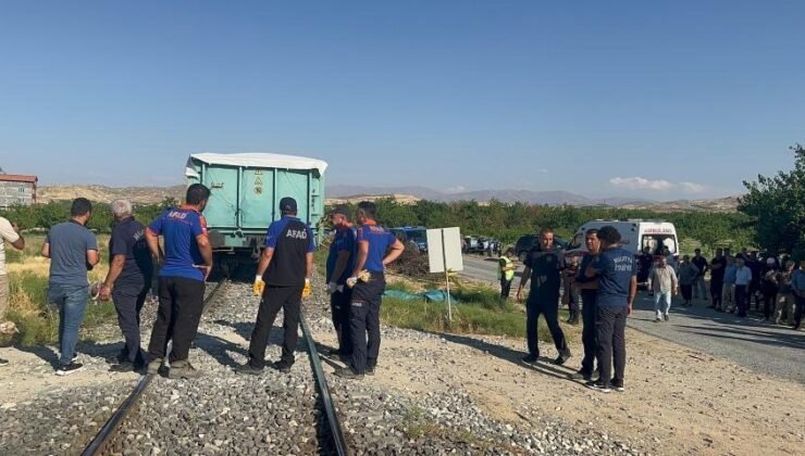 Malatya’da yük treni çapa motoruna çarptı: 3 can kaybı