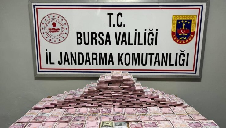 Turistlerin aracıyla birlikte 3 milyon 300 bin TL’sini gasbettiler!