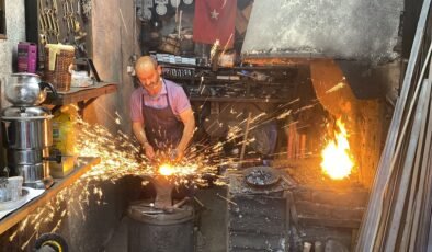 ‘UNESCO Çilingiri’nin yaptığı metal eşyalar, tarihi konakların kapılarını süslüyor