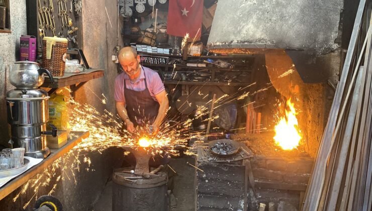 ‘UNESCO Çilingiri’nin yaptığı metal eşyalar, tarihi konakların kapılarını süslüyor