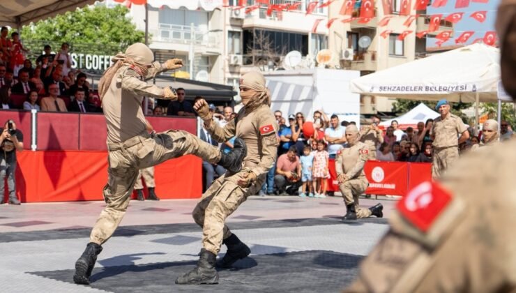 Zafer Bayramı’nda komandoların gösterisi mest etti