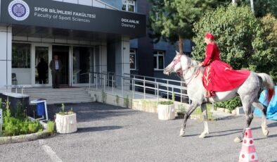 Atlı okçuluk tezini, atıyla götürüp teslim etti