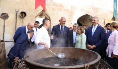 Bakan Ersoy ve Başkan Şahin, üzüm pekmezi yaptı