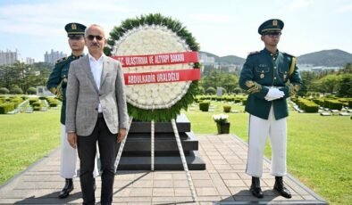 Bakan Uraloğlu anıt mezarlığa gitti