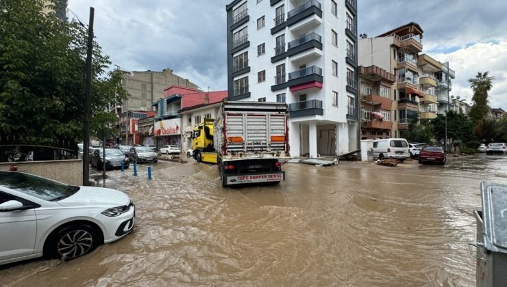 Erdek’te sağanak ve fırtına; balıkçı tekneleri karaya vurdu, yollar göle döndü