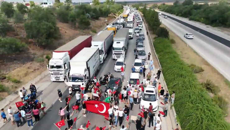 Evlerinin bulunduğu hazine arazisinin ihaleye açılacağını öne sürüp otoyolu trafiğe kapattılar