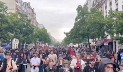 Fransa’da başbakan ataması sokakları gerdi: Paris’te Macron protestosu