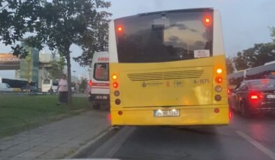 İstanbul- Şişli’de trafikte ilerleyemeyen ambulans kaldırımdan gitti