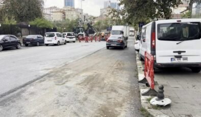 İstanbul’da devrilen kamyon araçlara zarar verdi