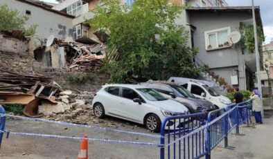 İstanbul’da gecekondu duvarı yıkıldı: 3 araç zarar gördü