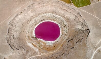 Konya’da pembe rengiyle ünlenen Meyil Obruk Gölü kurudu