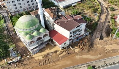 Trabzon’da doğu ilçelerini vuran selin izleri siliniyor (2)