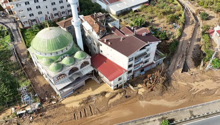 Trabzon’da doğu ilçelerini vuran selin izleri siliniyor (2)