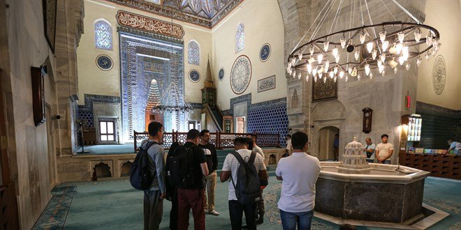 Erkek turistler cami ziyaretinde kadınlar için bırakılan etekleri giydi