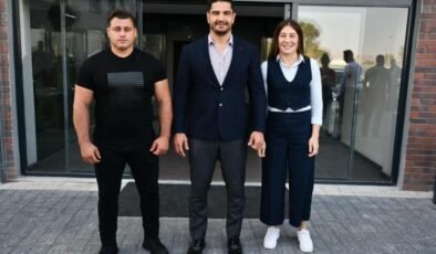 Taha Akgül, Rıza Kayaalp ve Yasemin Adar’le omuz omuza!