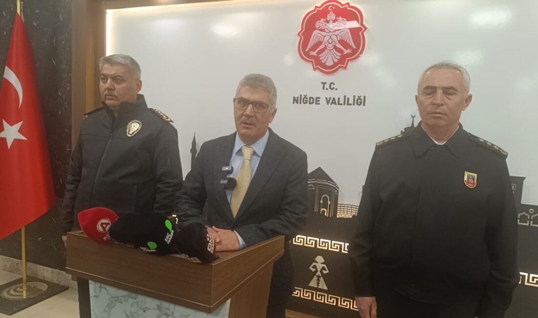 VALİ ÇELİK, POLİSLERİ ZİYARET ETTİ Niğde Valisi Cahit Çelik, hastanede