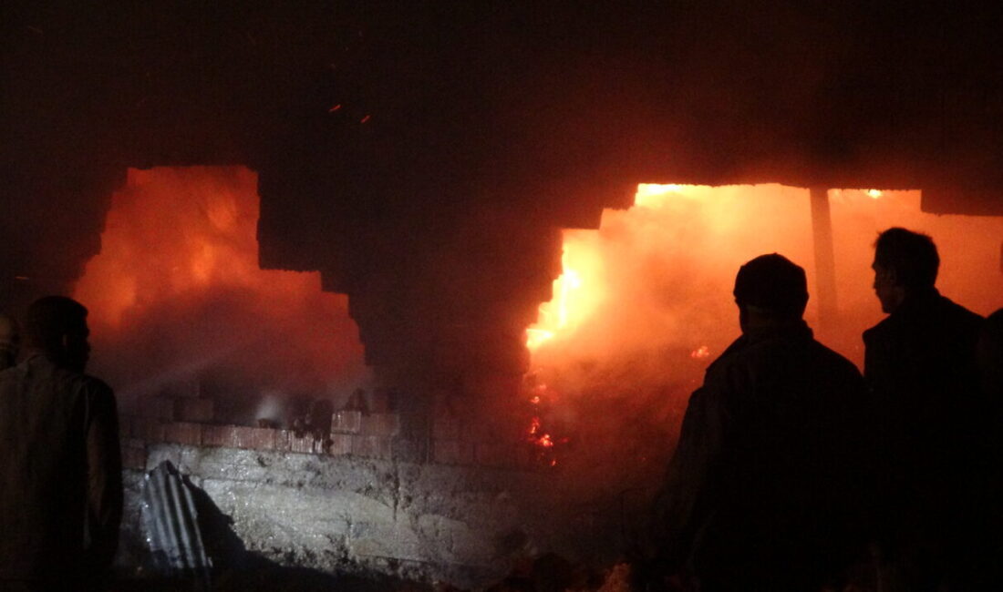 Mutlu YUCA/ BOLU, – BOLU’da köyde çıkan yangında ahır ve