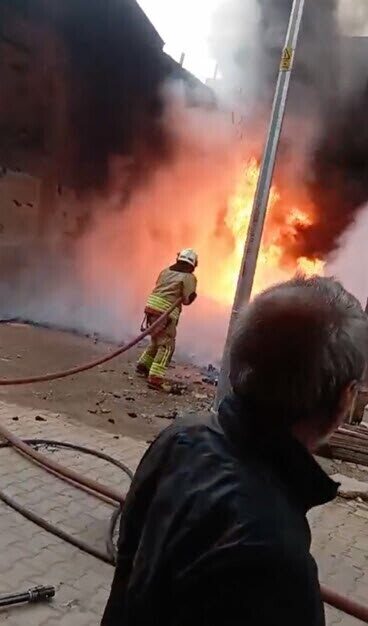 Doğan ÇİZMECİ/TURGUTLU (Manisa), – MANİSA’nın Turgutlu ilçesinde boş arazideki ahşap