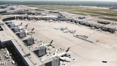 ALMANYA, – ALMANYA’da 24 saatlik uyarı grevinin ardından uçuşların yeniden