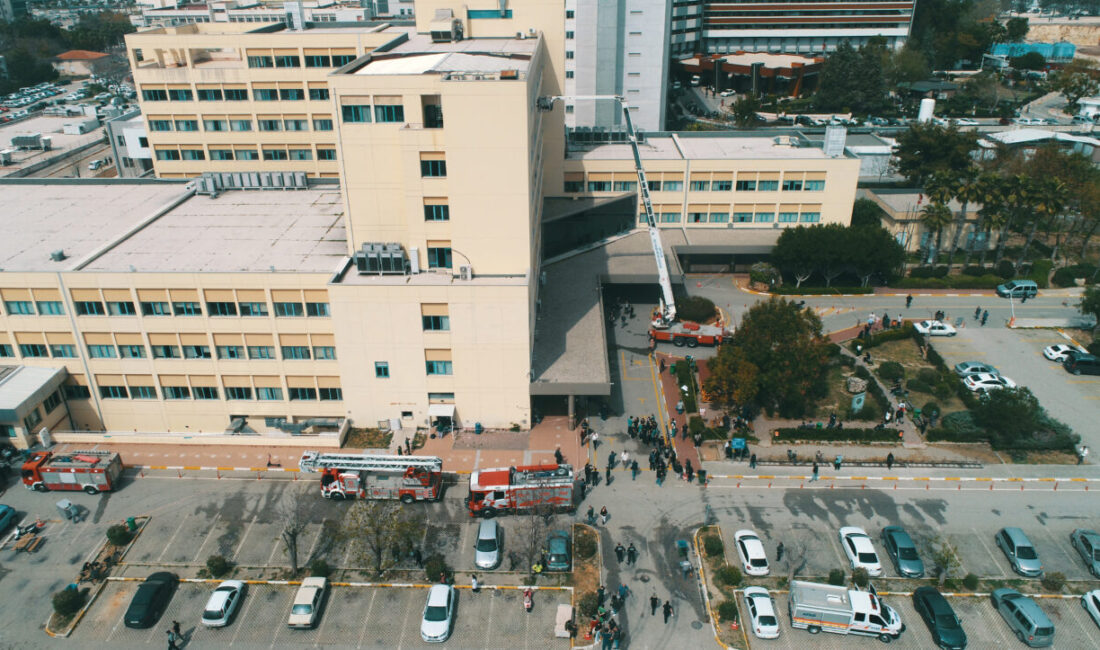 DUMAN TAHLİYESİ İÇİN CAMLAR KIRILDI Antalya’da Akdeniz Üniversitesi Hastanesi Acil
