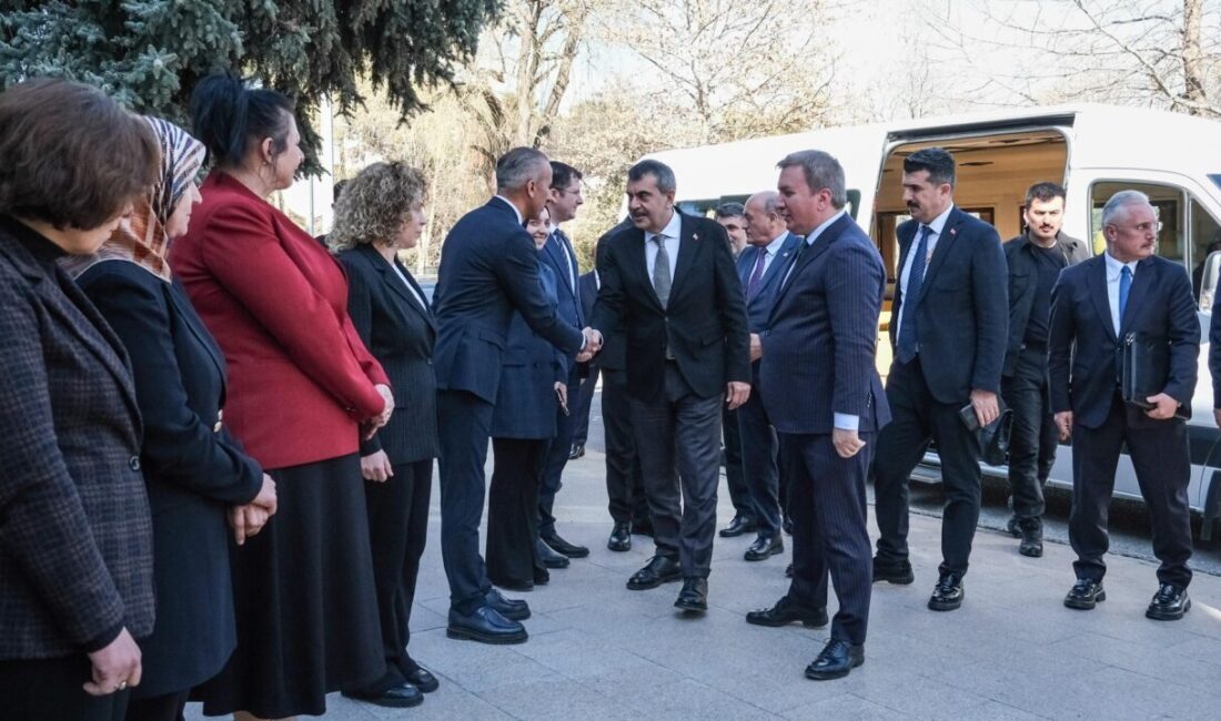 GENÇLERLE İFTAR YAPTI Milli Eğitim Bakanı Yusuf Tekin, iftarda gençlik