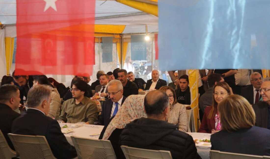 İFTAR ÇADIRINDA VATANDAŞLARLA BİR ARAYA GELDİ Ulaştırma ve Altyapı Bakanı