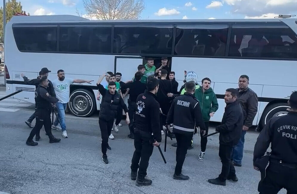 Bursasporlu taraftarlara polis müdahalesi Oğuzhan KILIÇ/KÜTAHYA, – KÜTAHYA deplasmanından sezonun