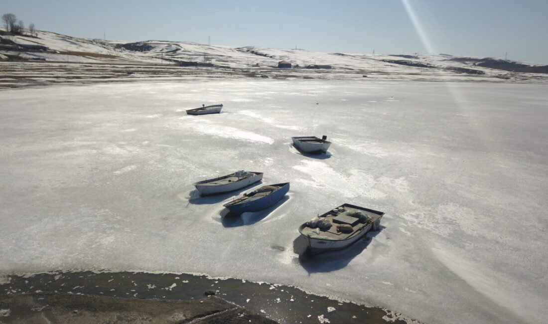 Özcan ÇİRİŞ/BİTLİS, – BİTLİS’in Ahlat ilçesinde donan Nazik Gölü, havaların
