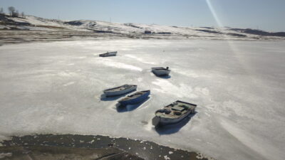 Özcan ÇİRİŞ/BİTLİS, – BİTLİS’in Ahlat ilçesinde donan Nazik Gölü, havaların