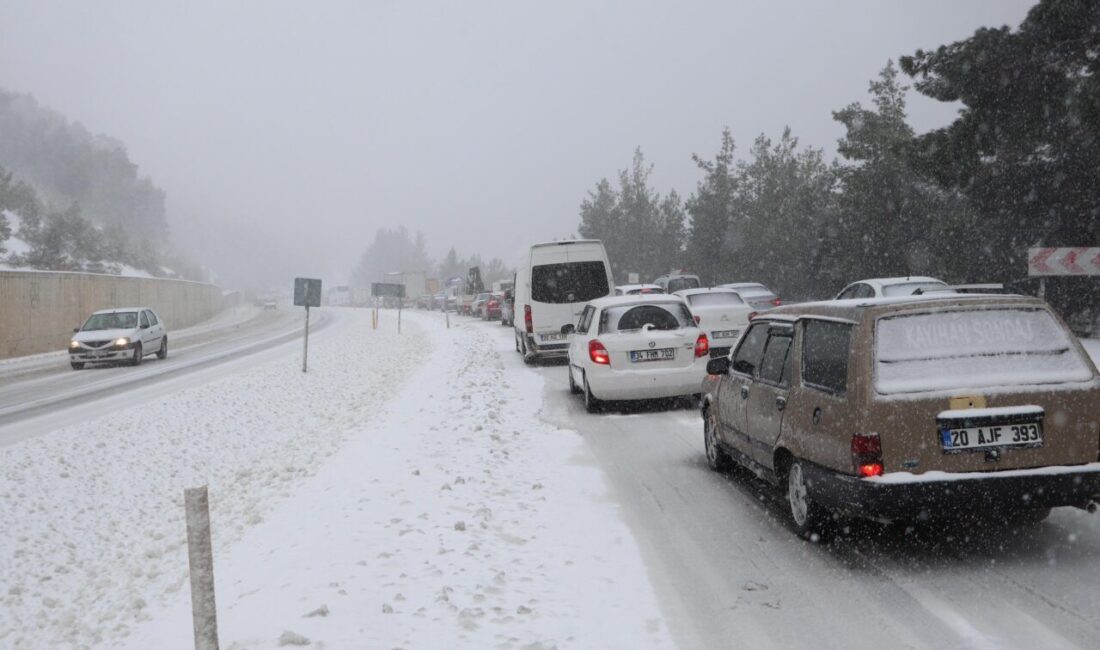 Ramazan ÇETİN/DENİZLİ, – DENİZLİ’de bugün, sabaha karşı başlayan kar yağışı,