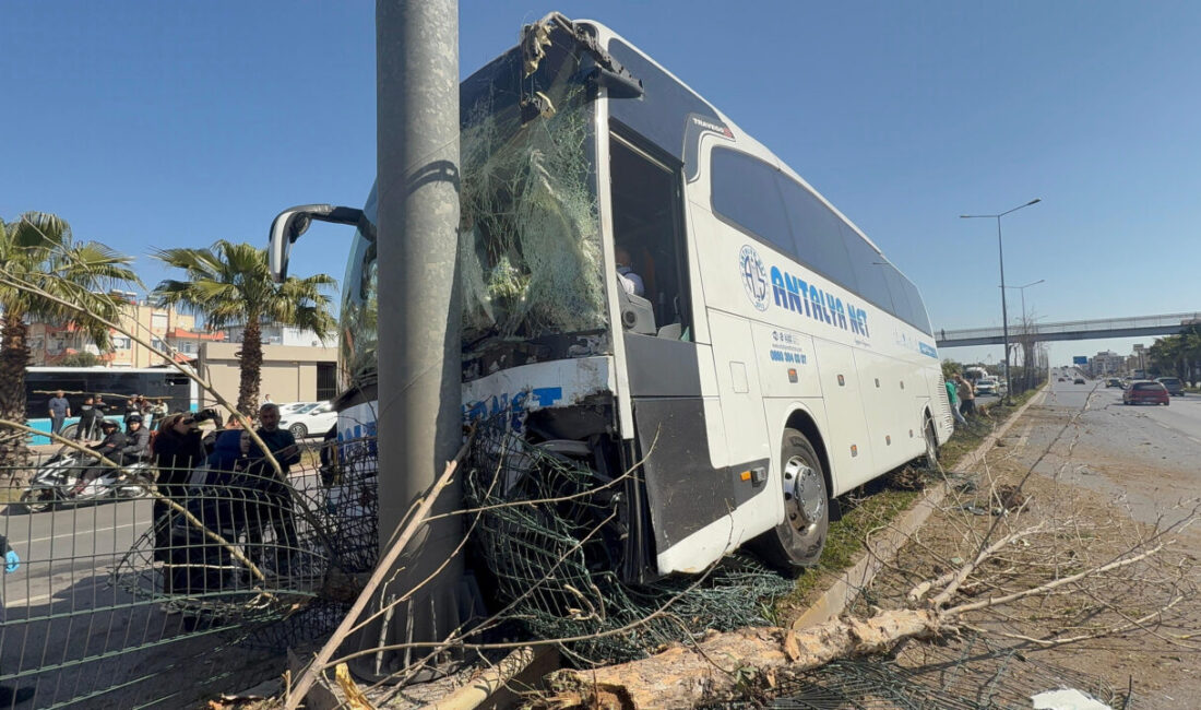 Adem AKALAN-Aysu DURSUN/ANTALYA, – ANTALYA’da, yolcu otobüsü, direksiyonu kilitlenince refüje
