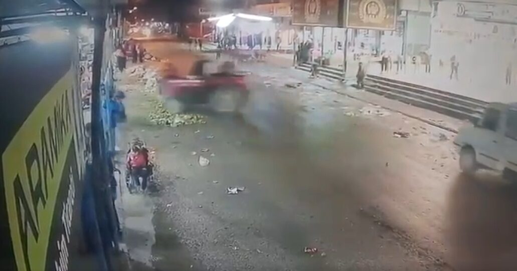 Serhat GÜLER/ADANA, -ADANA’da ehliyetsiz sürücüsünün kullandığı traktör, giyim mağazasına girdi.