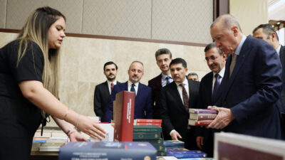 CUMHURBAŞKANI ERDOĞAN, KİTAP FUARINI ZİYARET ETTİ Cumhurbaşkanı Recep Tayyip Erdoğan,