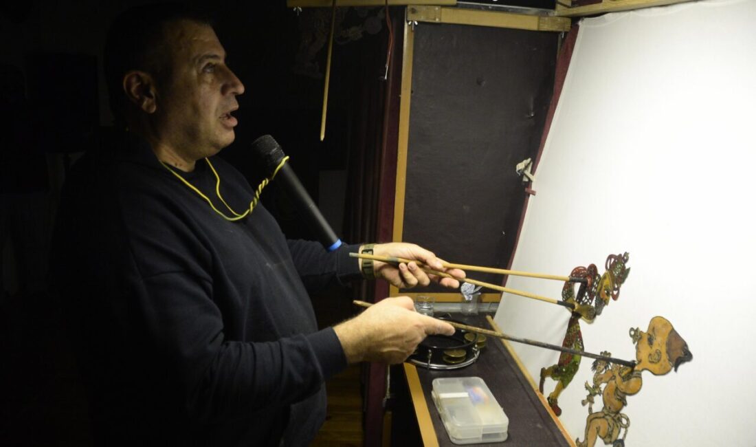 Soner AYDIN-Mustafa ERCAN/MERSİN, – MERSİN’de kukla oynatıcısı Tevfik Dinç (57),