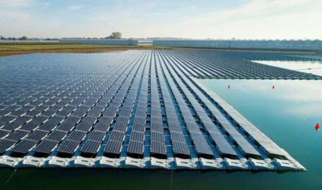 HİNDİSTAN, – HİNDİSTAN’da su yüzeyine kurulan dev güneş panelleri, uzaydan