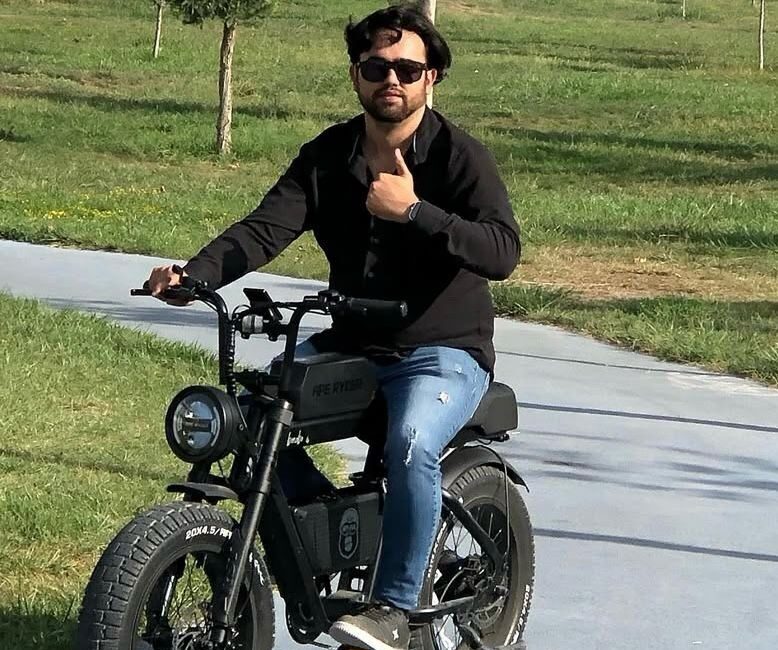 IĞDIR, – IĞDIR’da minibüsle çarpışan elektrikli bisiklet sürücüsü Tugay Çıtak