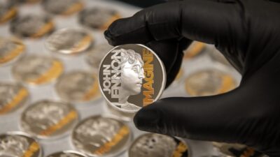 Şara Zehra ÖZBEY, – İNGİLTERE Kraliyet Darphanesi, Beatles üyesi John