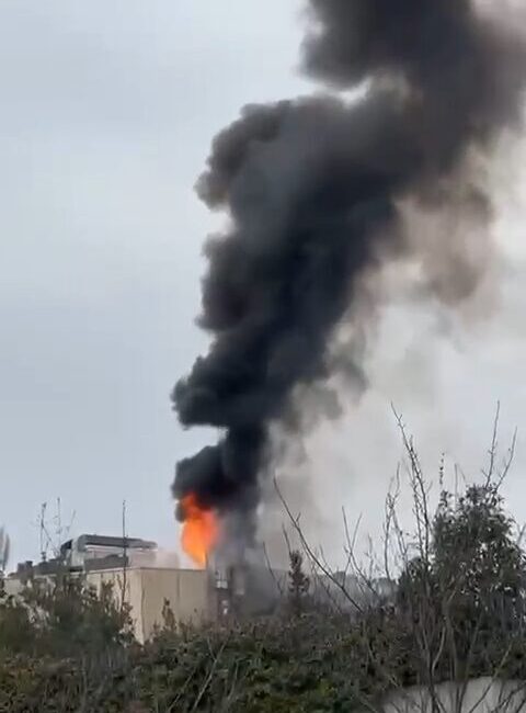 İSTANBUL, – Ataşehir’de tadilat nedeniyle boşaltıldığı öğrenilen AVM’de yangın çıktı.