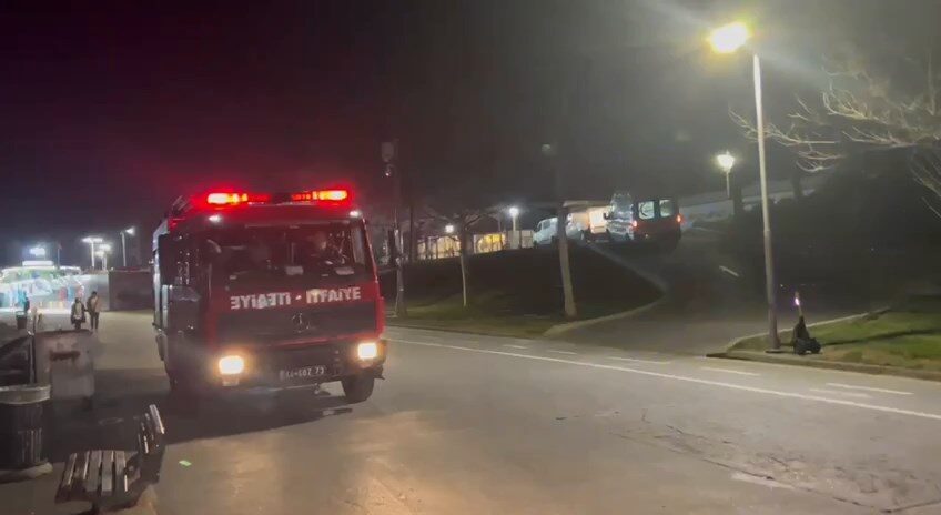 Baran AKKAYA-Vehbi DEMİR/İSTANBUL, – BAKIRKÖY’de sahildeki iskelede bisikletiyle ilerleyen kişi,