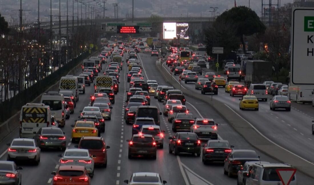 İsa ALMAÇAYIR/İSTANBUL, -İSTANBUL’da haftanın ilk iş gününde sabah saatlerinde trafik