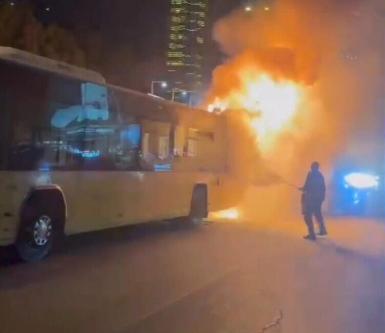 Emre KURT/İSTANBUL, – ŞİŞLİ Büyükdere Caddesi’nde seyir halindeki İETT otobüsünde