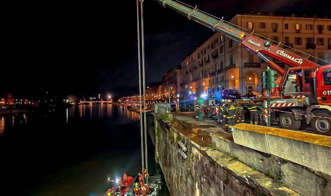 İTALYA, – İTALYA’nın Torino kentinde Po Nehri’ne düşen yolcu otobüsünün
