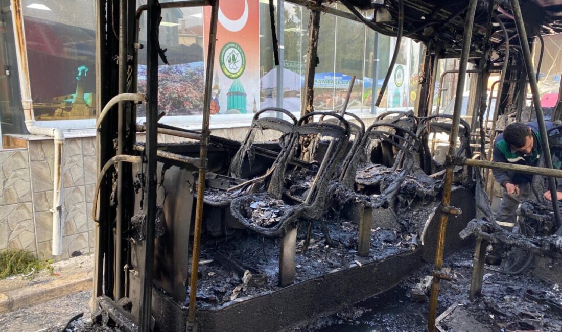 Tolga TAHÇI/İZMİR, – İZMİR’in Konak ilçesinde seyir halindeki belediye otobüsünde