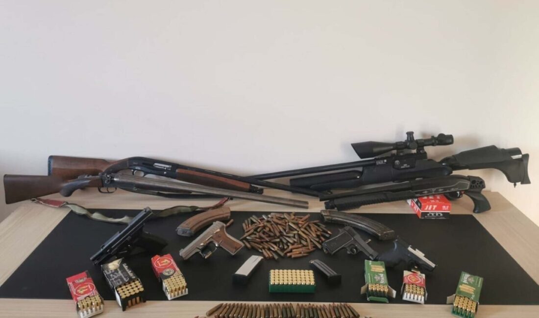 Tolga TAHÇI/ İZMİR, – İZMİR’in Bornova ilçesinde silah ticareti yaptığı